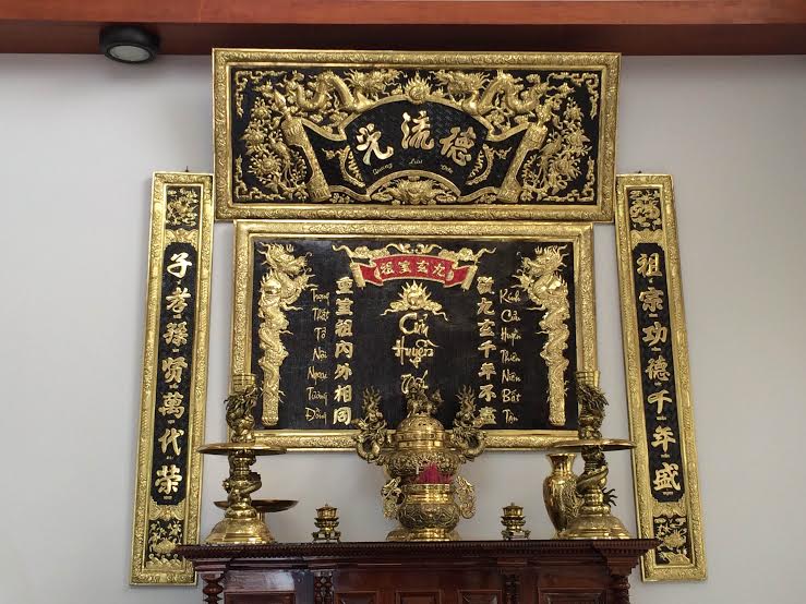 Câu đối bàn thờ gia tiên trong gia đình người Việt